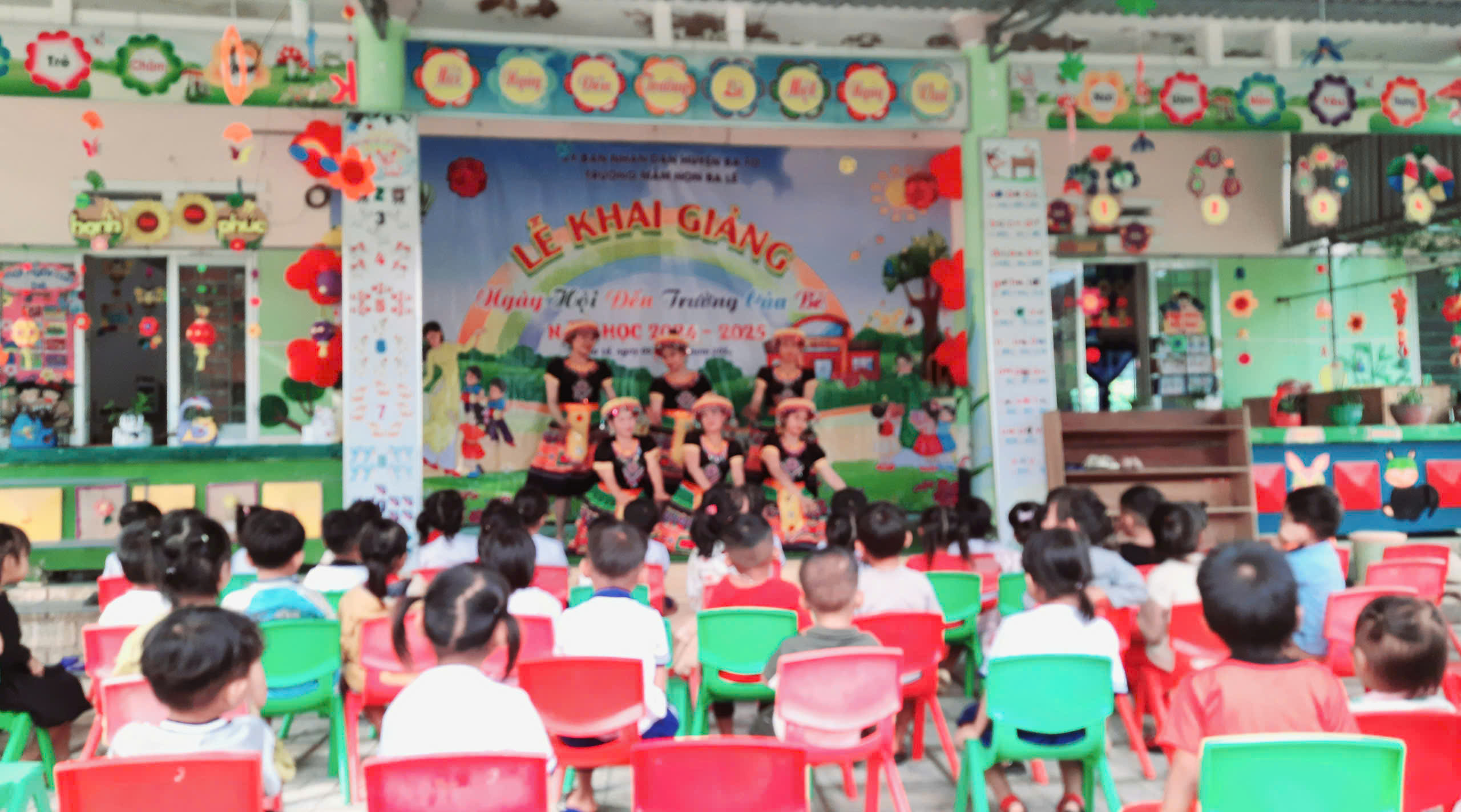 KHAI GIẢNG NĂM HỌC MỚI CỦA CÔ VÀ TRÒ TRƯỜNG MẦM NON BA LẾ