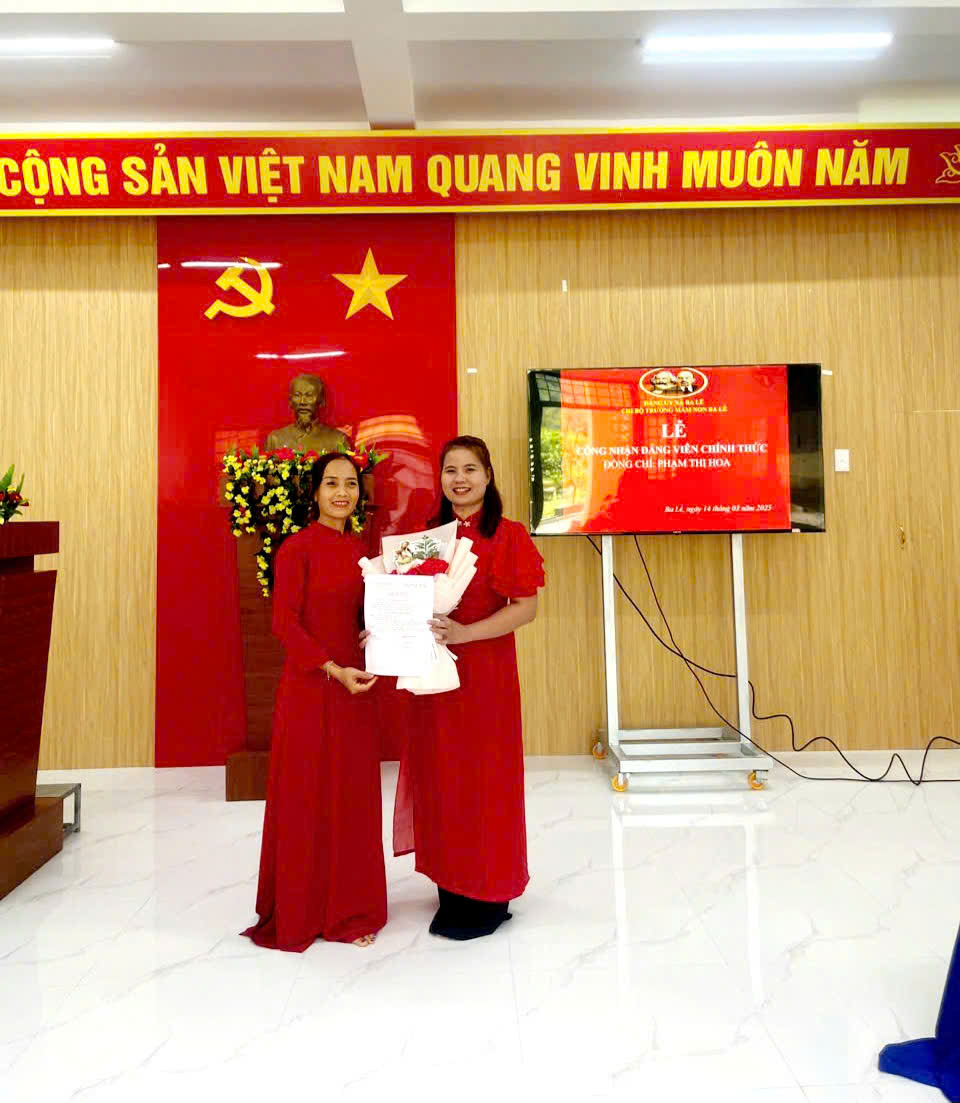 Chi bộ trường Mầm Non Ba Lế tổ chức lễ công nhận đảng viên chính thức